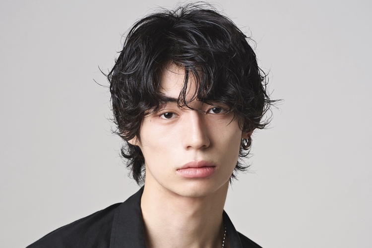 スマートな大人の正解ヘア㉓「大人の余白を楽しむショートウルフ×無造作パーマ」