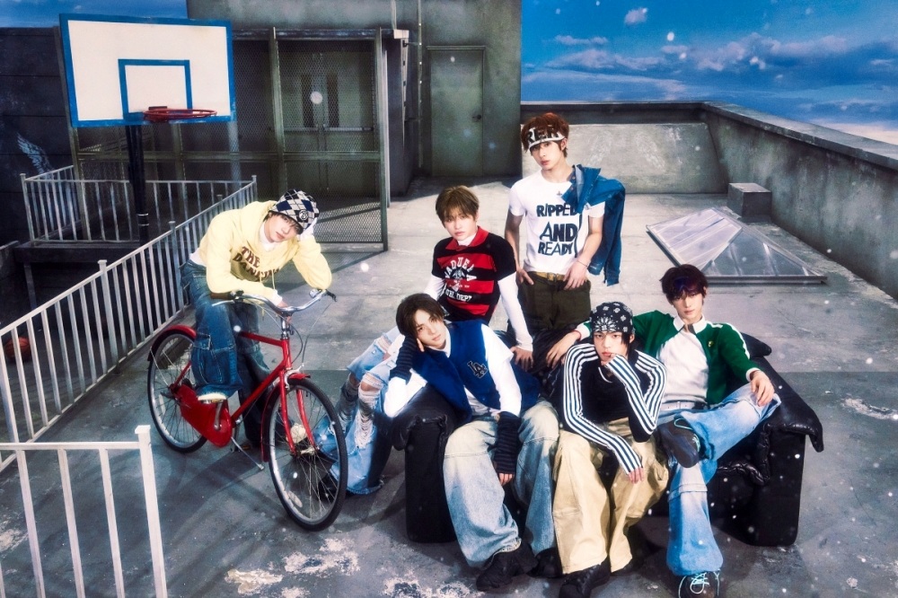 02 TWS 미니4집 오피셜 포토 play mode 단체 s