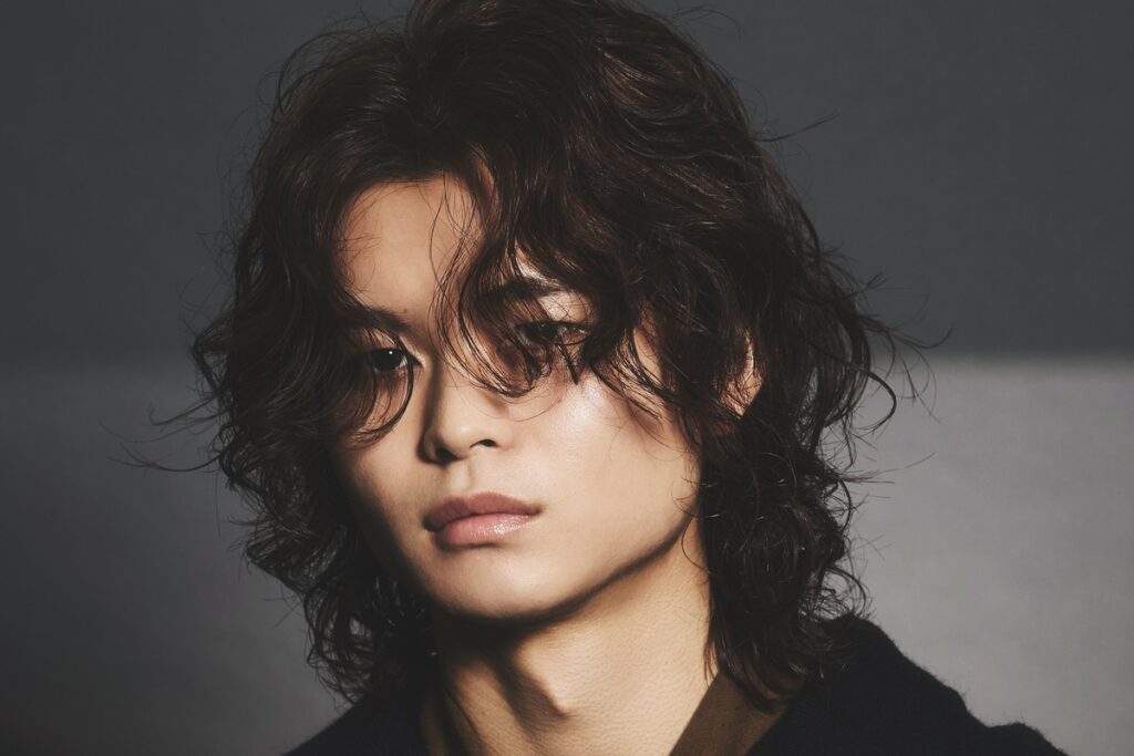 ネクストトレンドスタイル⑲「柔らかさと無骨さが同居するグランジムードなミディアムパーマ」