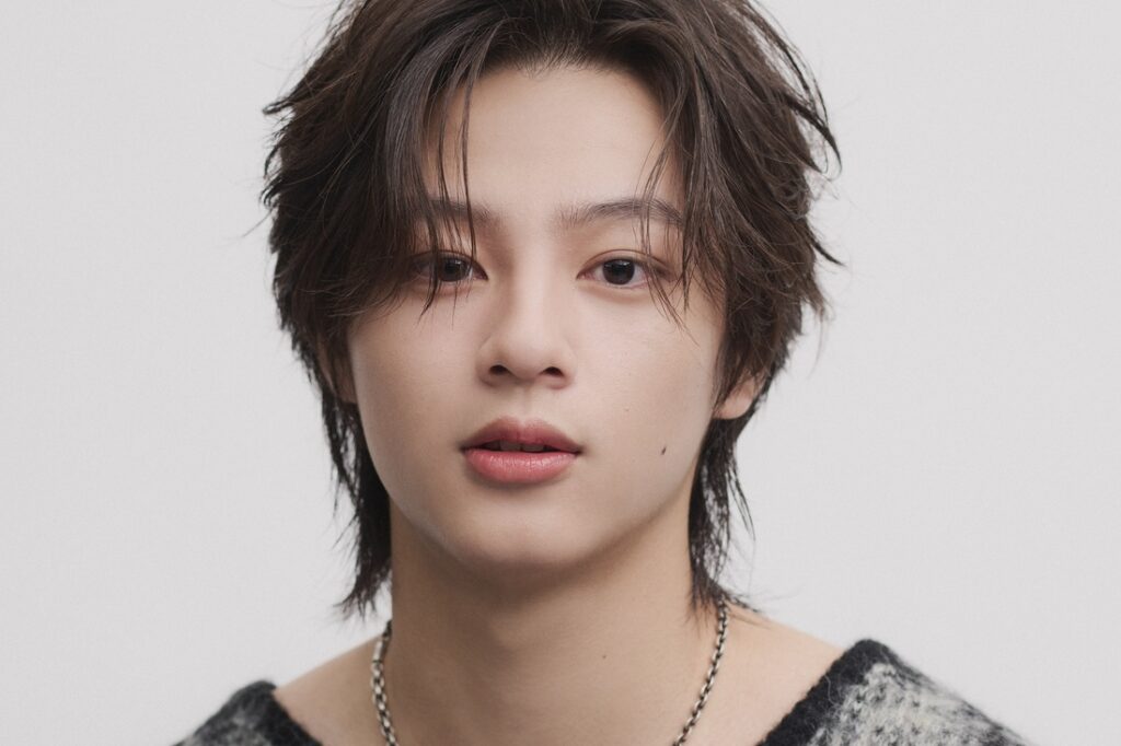 ニットが似合うショートヘアカタログ 17「こぼれバングがセクシー。軽さとハネ感で差がつくフェザーウルフ。」