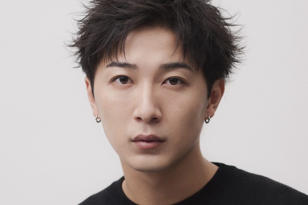 ニットが似合うショートヘアカタログ 21「アップバング×ハネ感が魅力。台形シルエットのアクティブショート。」