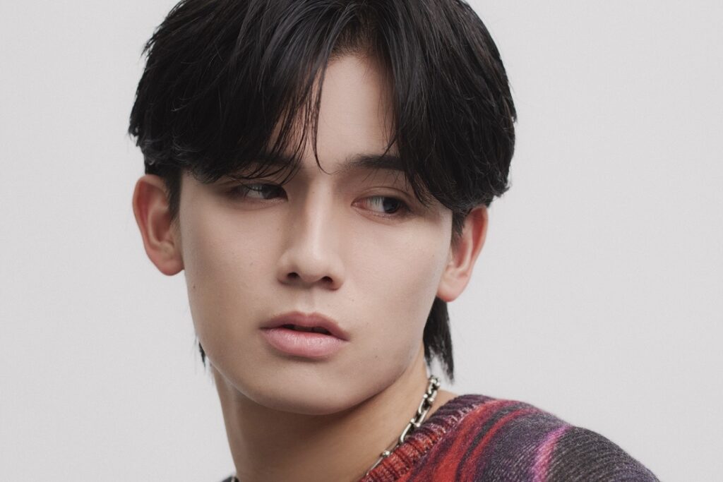 ニットが似合うショートヘアカタログ 18「静かな色気がにじむセンターパート。スマートなツヤ感で大人っぽく。」