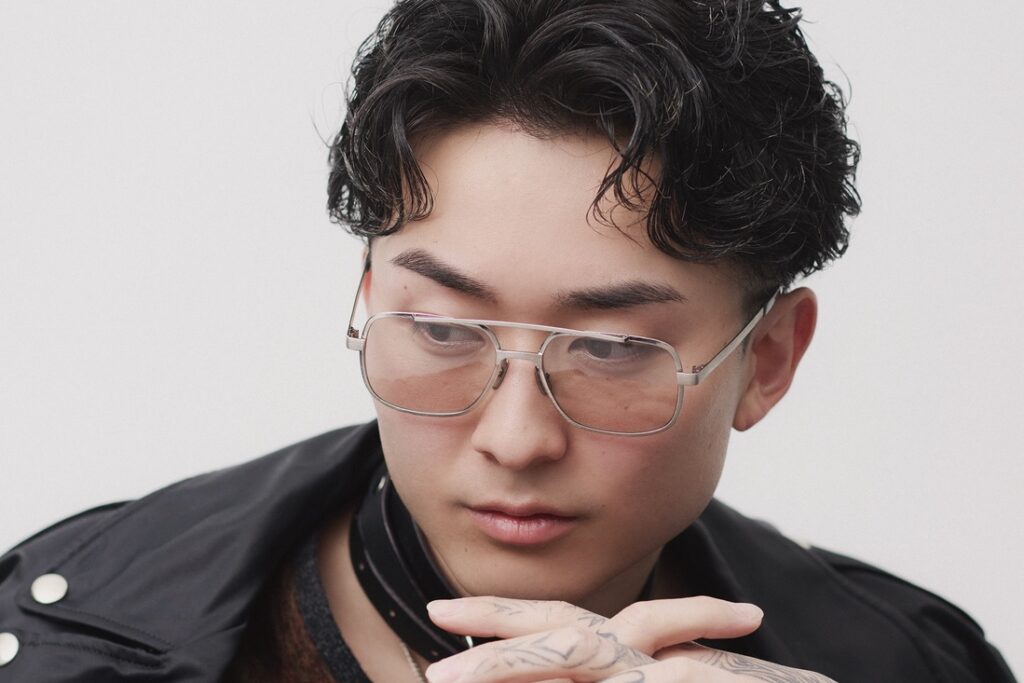 ニットが似合うショートヘアカタログ 13「ルーズなニュアンスパーマで抜け感と色気。大人世代のいいとこ取り。」