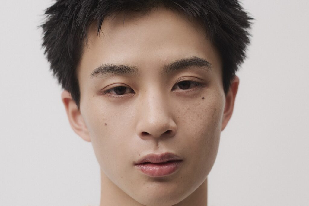 ニットが似合うショートヘアカタログ 19「重さが新しいスパイキーショート。少年感を楽しむ大人へ。」