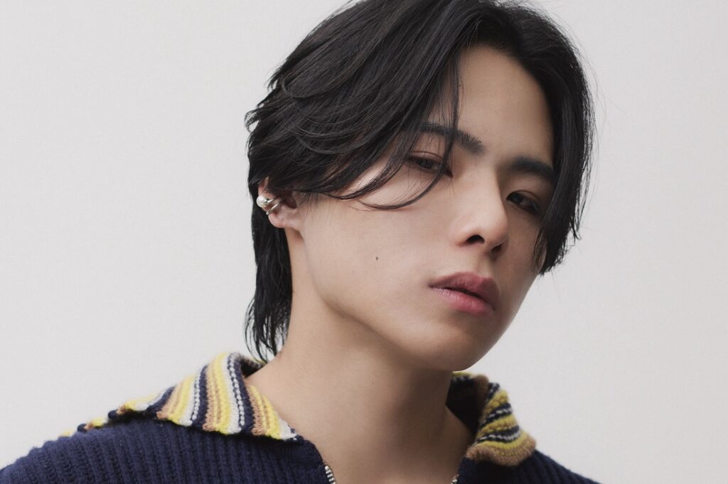 ニットが似合うショートヘアカタログ 14「顔まわりの後れ毛がセクシー。柔らかな毛流れで魅せるセンターパート。」