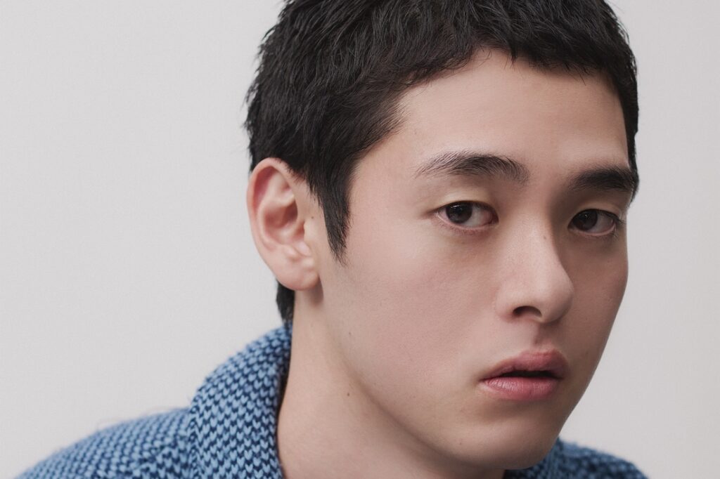 ニットが似合うショートヘアカタログ 20「クセ毛風の動きを生かしコンパクトショート。ナードな気分にフィット。」