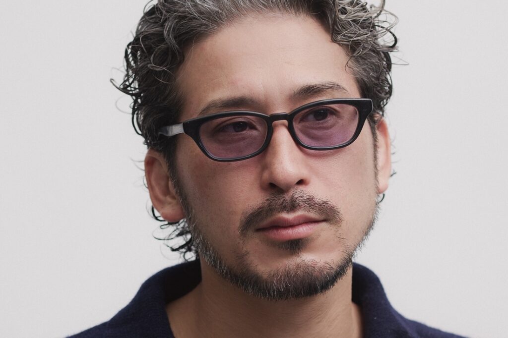 ニットが似合うショートヘアカタログ 24「ワイルドなパーマで見せつける。これぞ「大人の余裕」。」