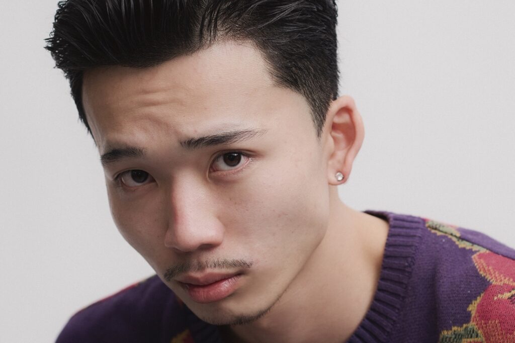 ニットが似合うショートヘアカタログ 23「都会の洗練された硬派にこそ推したい。クラシカルなサイドパート。」