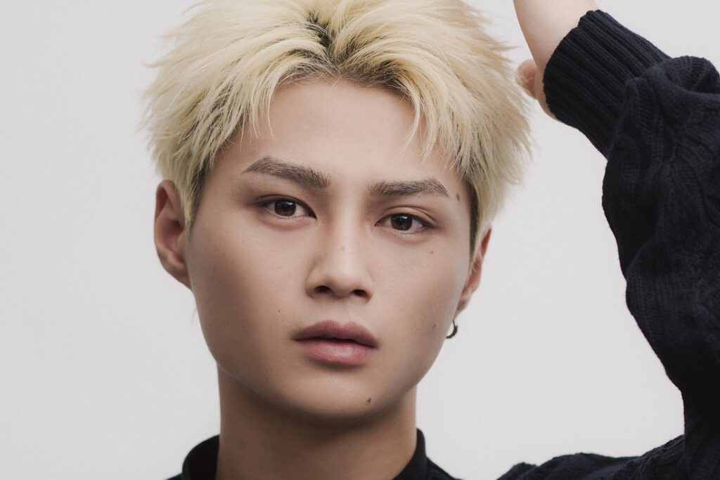 ニットが似合うショートヘアカタログ 16「トレンドのフェザーショート。カジュアルだけじゃないキレイめパートスタイルに。」