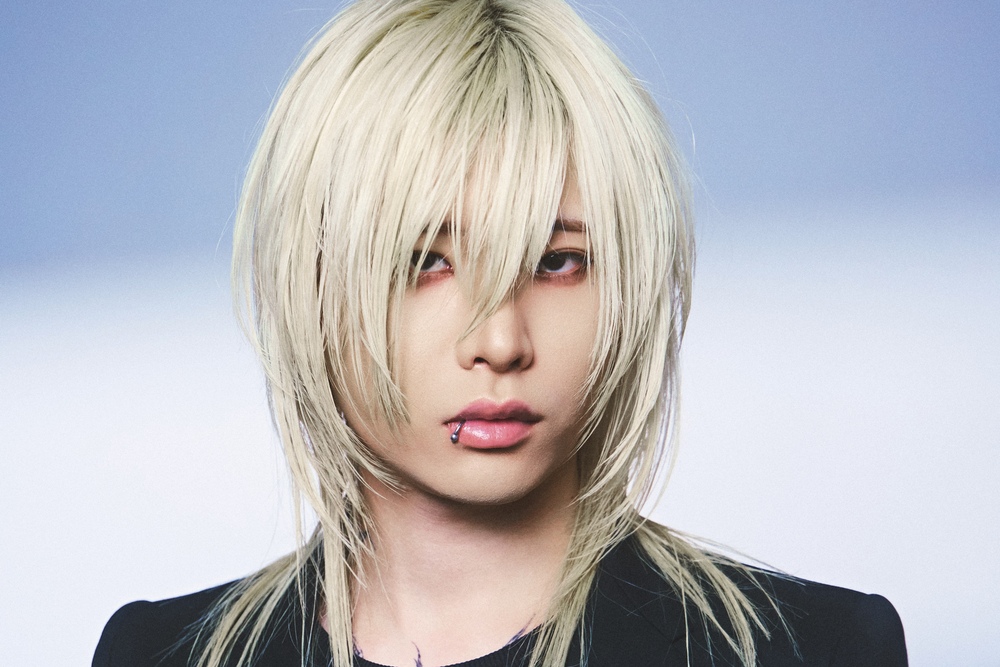 2000sSWAG 14「鋭いラインでY2Kを表現。シャープな質感の抜きっぱなしウルフ。」