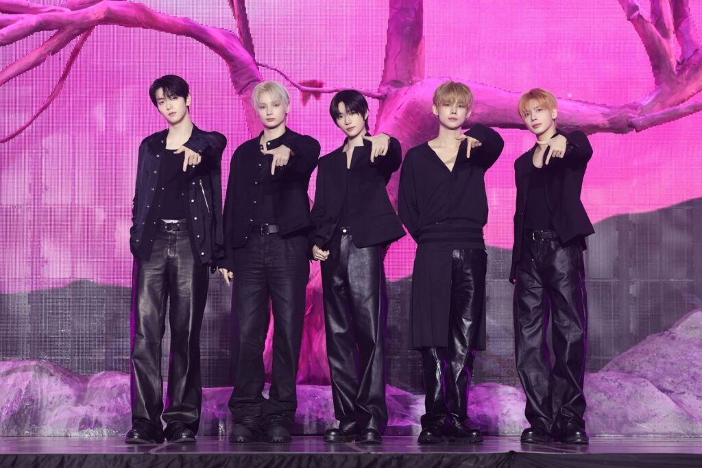 5人組グループ・TOMORROW X TOGETHERの8thミニアルバム「7TH YEAR:A Moment of Stillness in the Thorns」メディアショーケースレポート