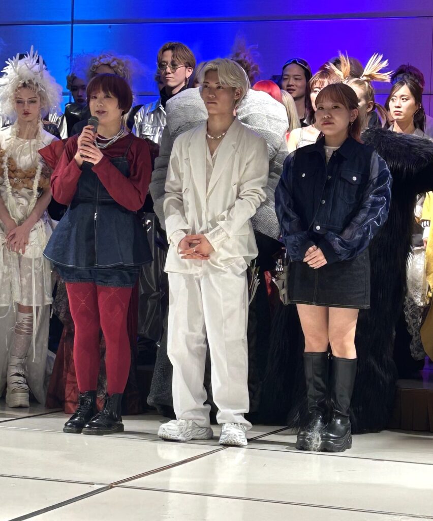 アシスタント3人 1 852x1024