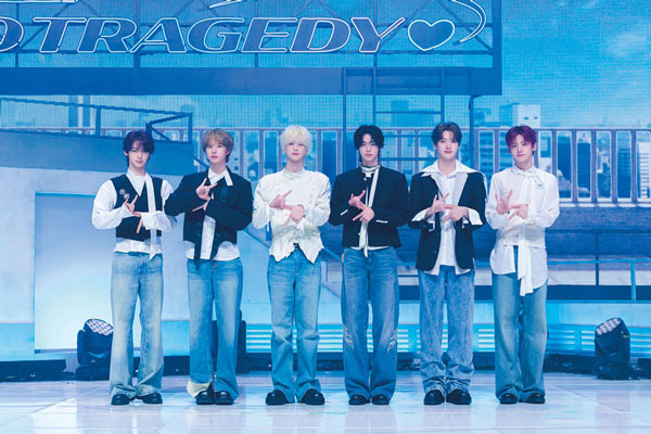 NO TRAGEDYメディアショーケース3（L→R HANJINKYUNGMINSHINYUDOHOONYOUNGJAEJIHOON） 1