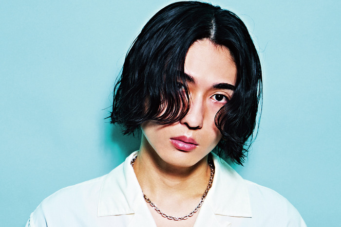 THE DEFINITIVE SUMMER 12「映画俳優のような渋みをまとうミニマルな黒髪ボブ」