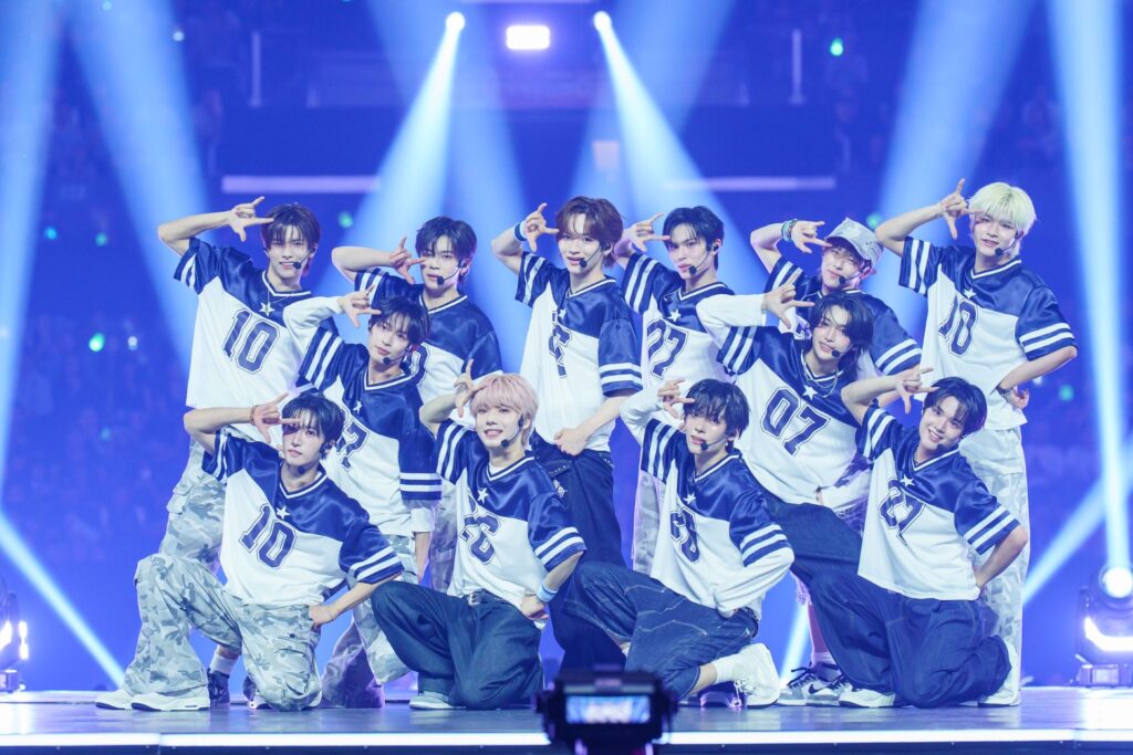 『PRODUCE 101 JAPAN 新世界』から誕生したグローバルボーイズグループ“KO1KEYZ” (コイキーズ)『KCON LA 2026』アメリカ・LAで初ライブパフォーマンス！デビュー曲「KO1KEYZ」を韓国語バージョンで全世界初披露