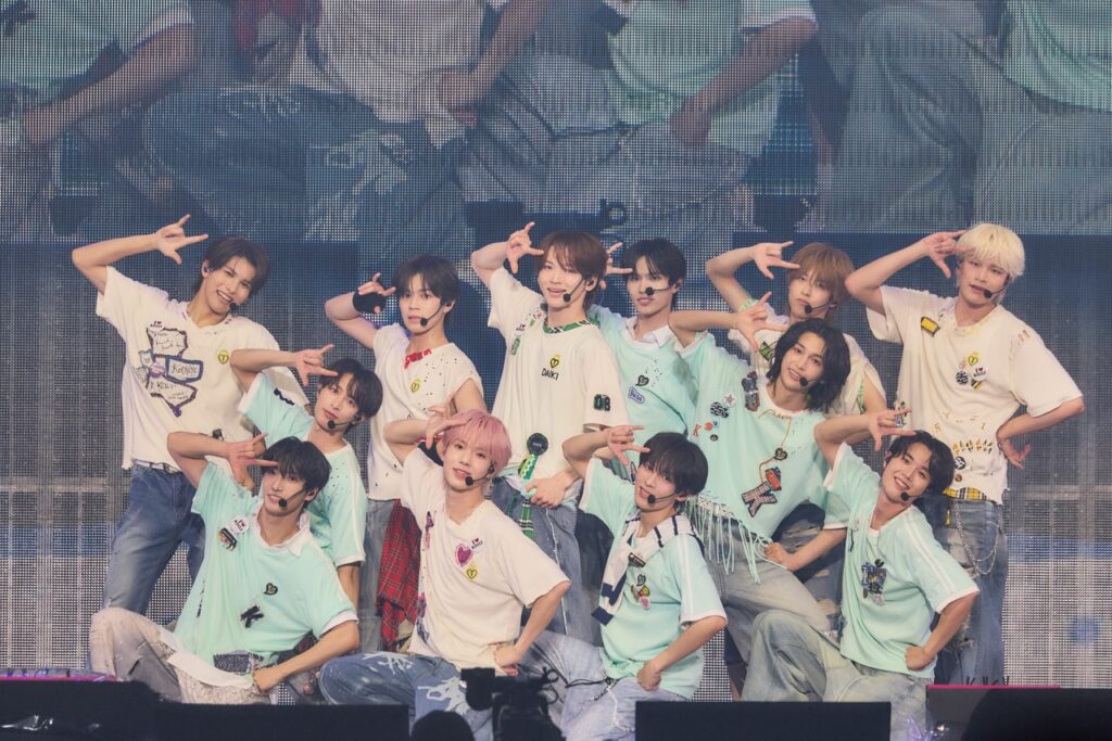 『PRODUCE 101 JAPAN 新世界』から誕生した12人組グローバルボーイズグループ“KO1KEYZ” (コイキーズ)初のファンミーティングが東京で開幕！デビュー曲「KO1KEYZ」や初披露楽曲の数々で魅了